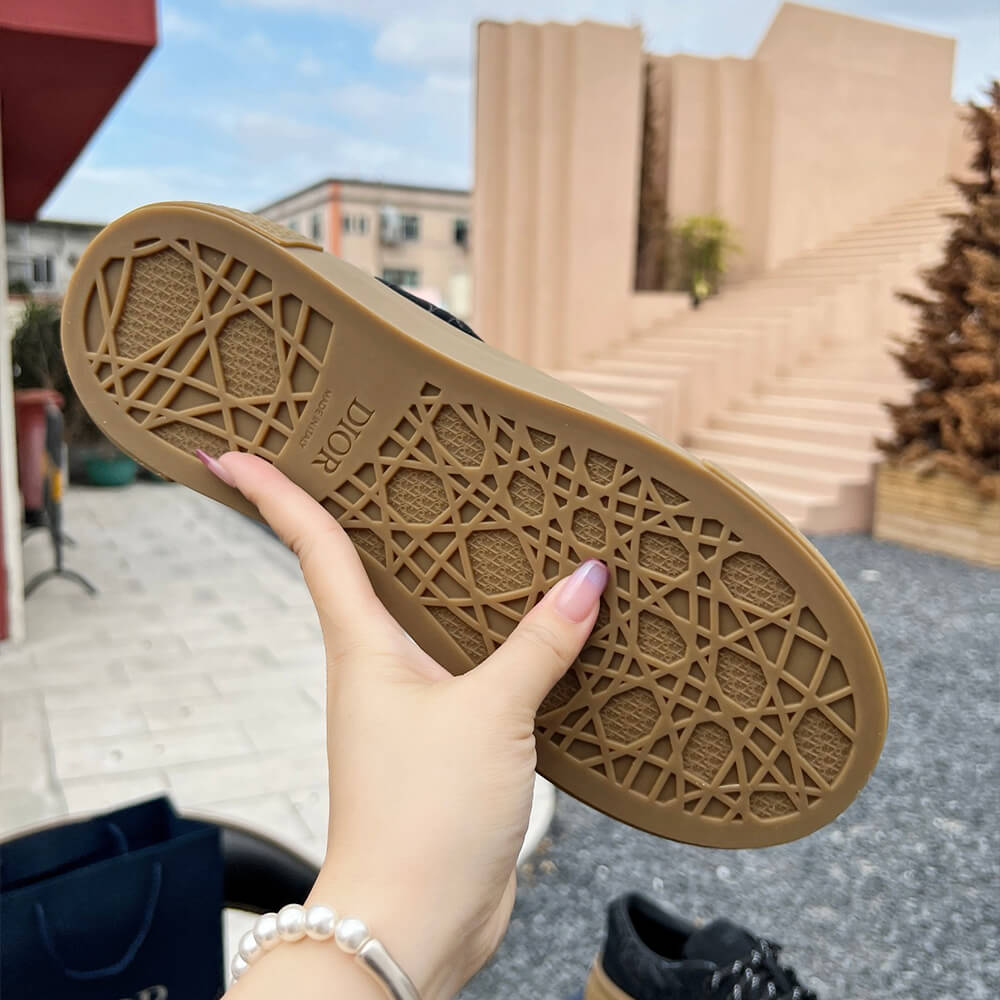 D10r B33 Sneaker