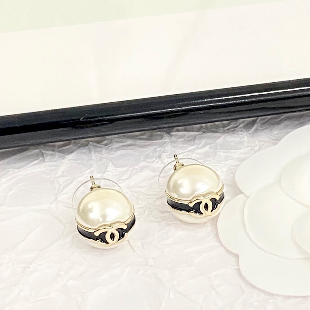 Ch**el PEARL EARRINGS