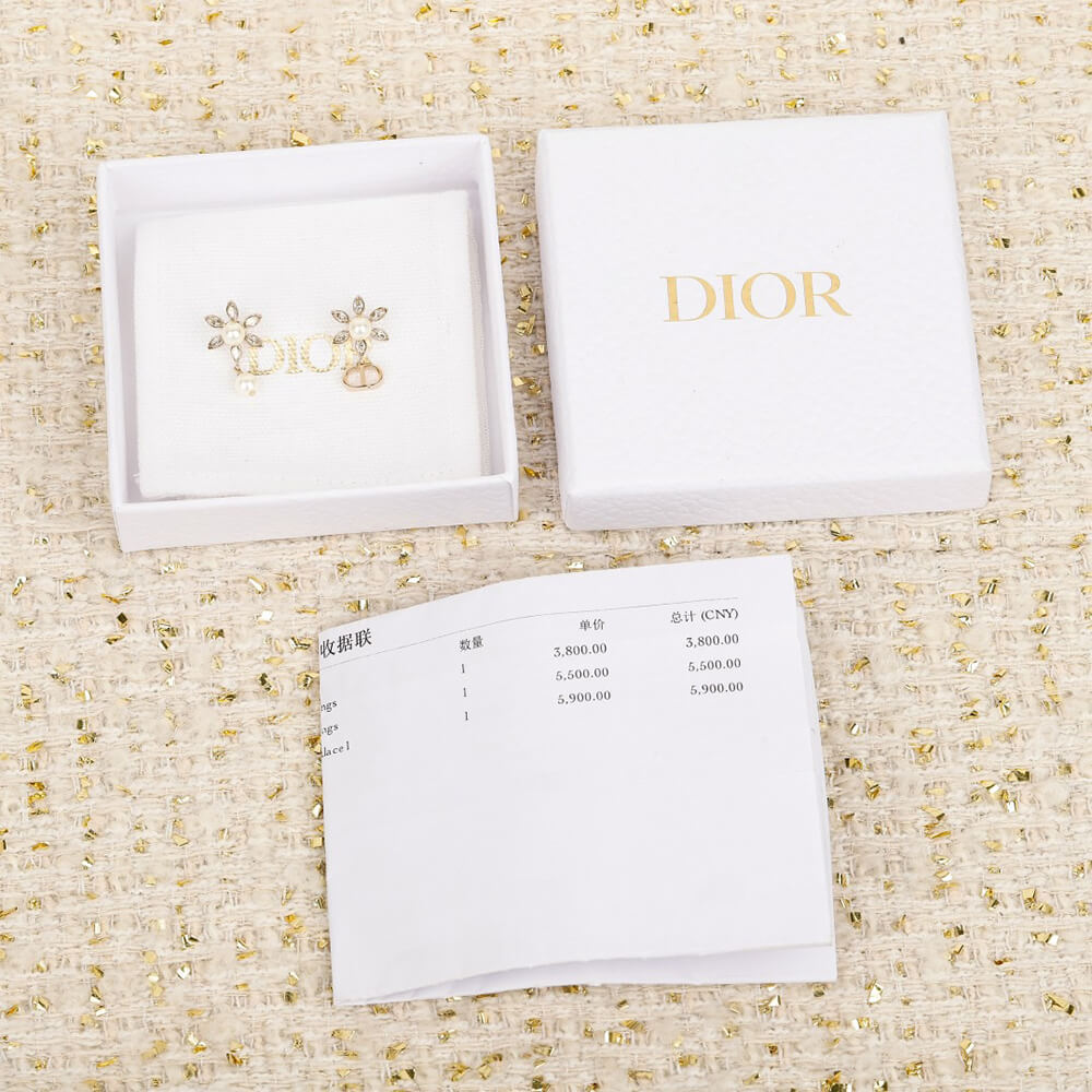 D10r PEARL EARRINGS