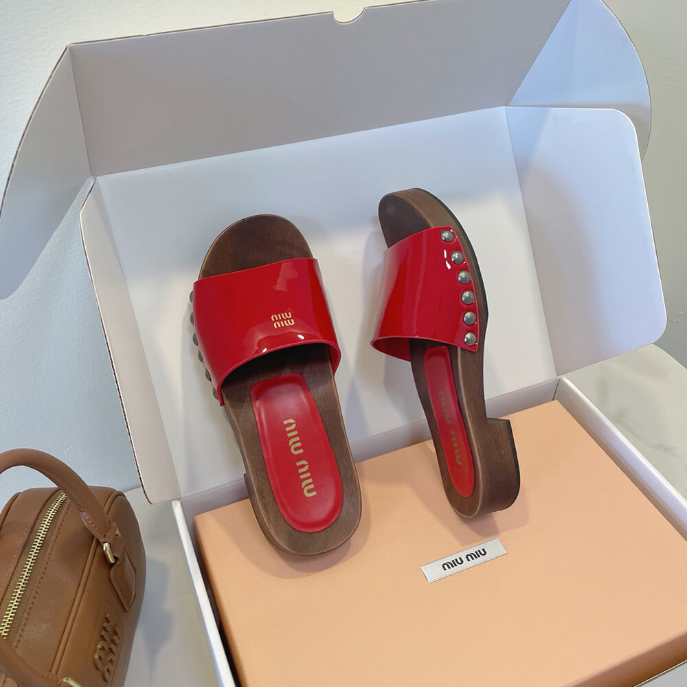 M1um1u Patent leather clogs