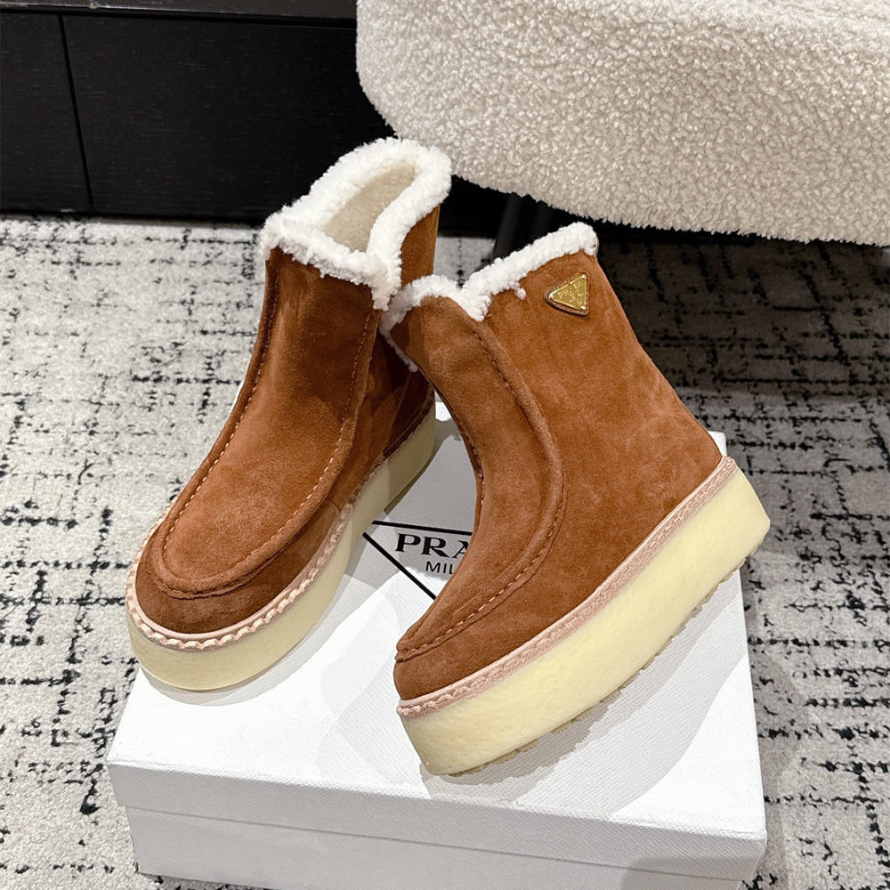Pra*a Suede booties