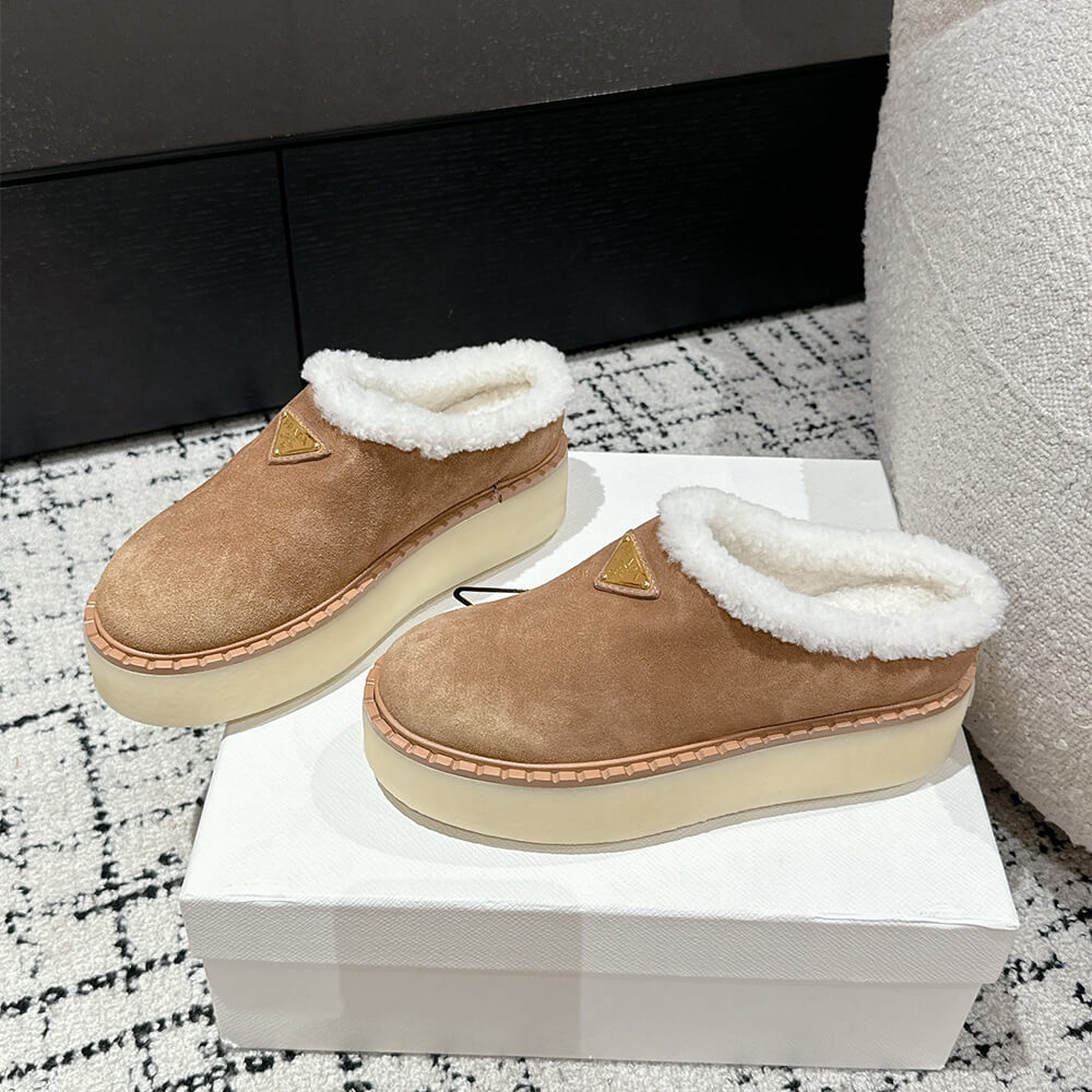Pra*a Suede slippers