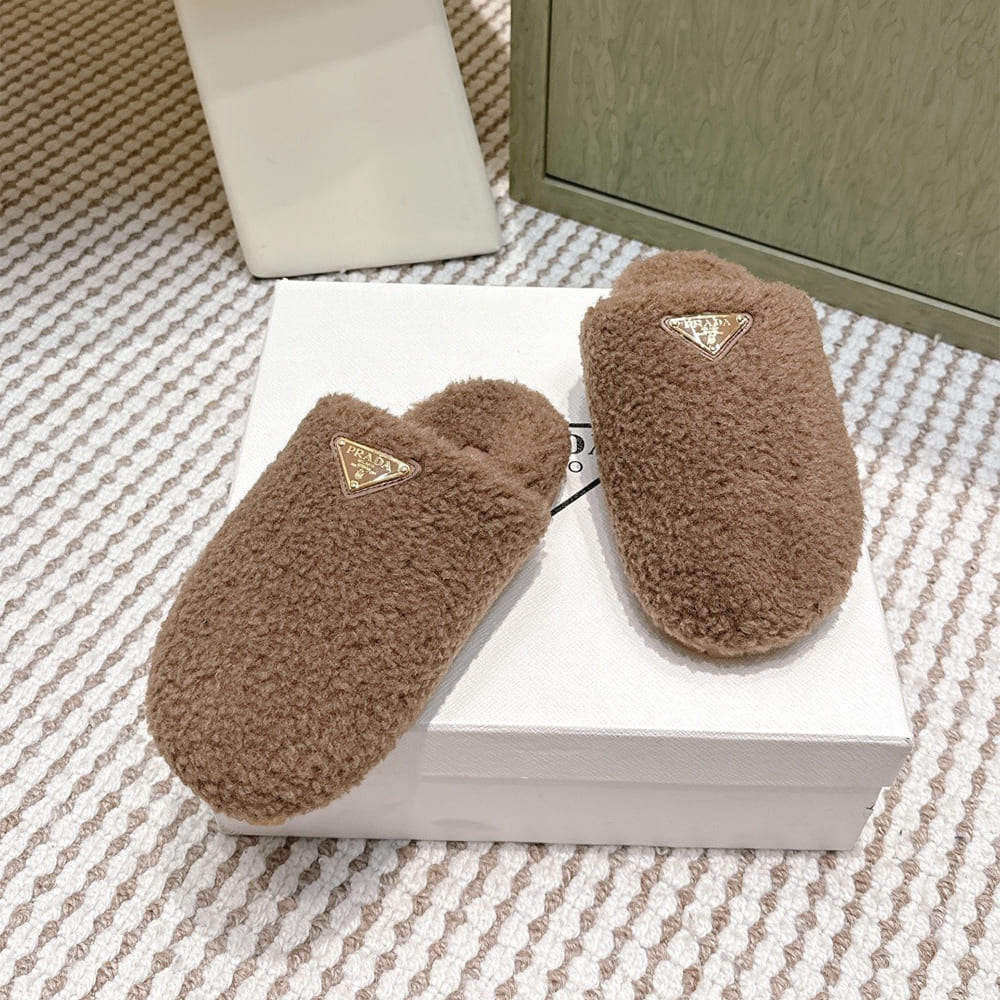 Pra*a Slippers