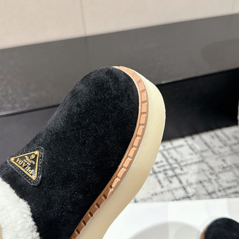 Pra*a Suede slippers