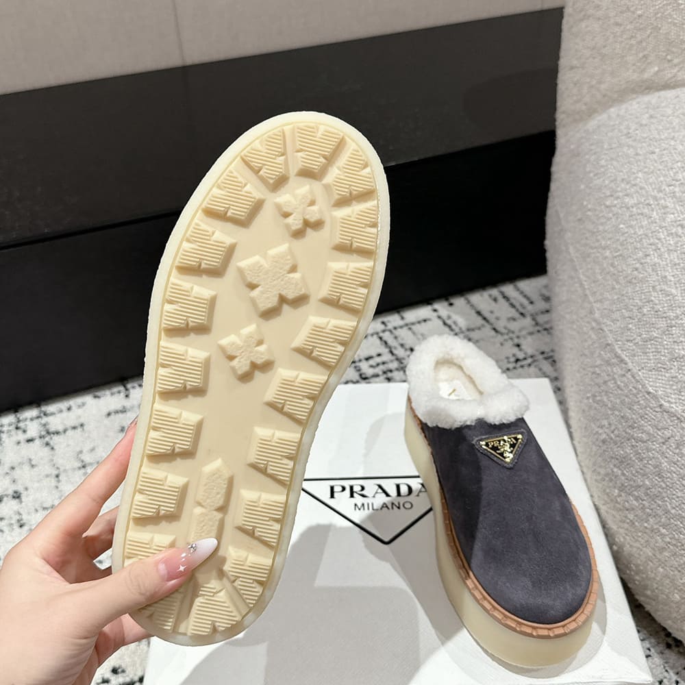 Pra*a Suede slippers