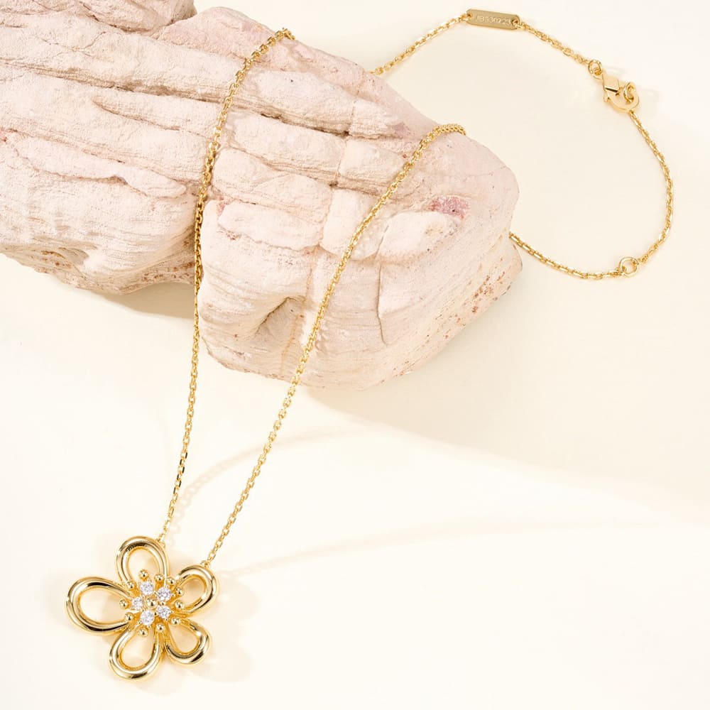 VCA Flowerlace necklace