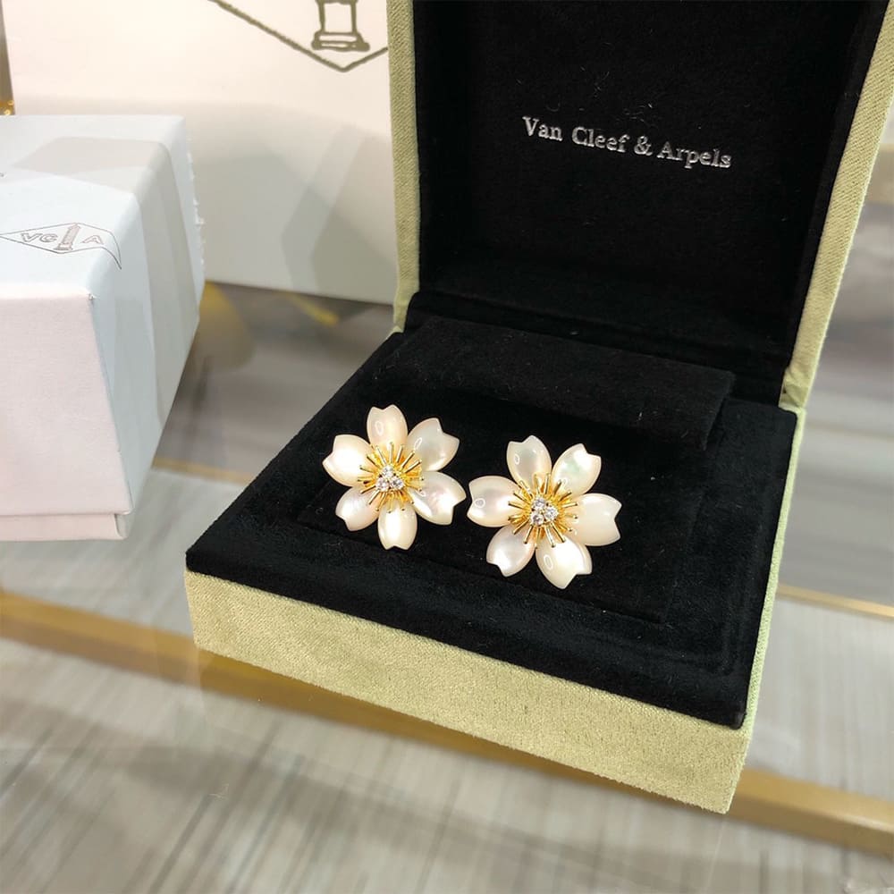 VCA Rose de No?l Earrings